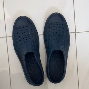 Boys Natives size junior 4